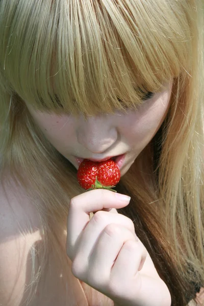 Girl eating berry — Stock Photo, Image