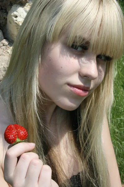 Dziewczynka jedzenie jagoda — Zdjęcie stockowe