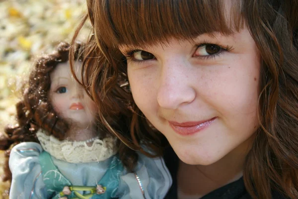 Красивая девушка с куклой — стоковое фото