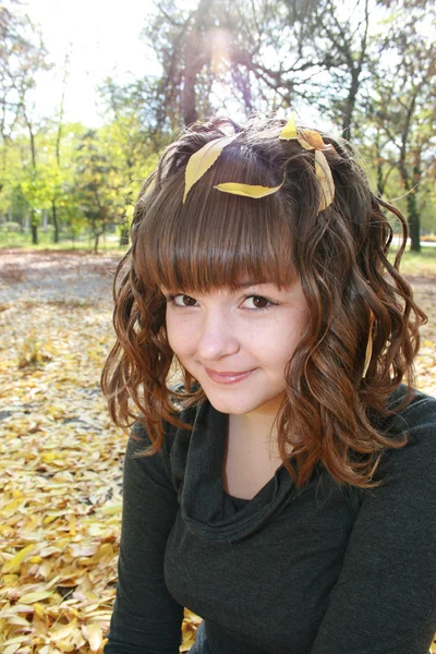 Hermosa chica en hojas de otoño —  Fotos de Stock