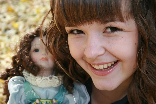 Piękna dziewczyna z lalka — Zdjęcie stockowe