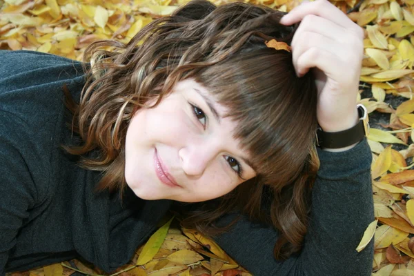 Krásná dívka v podzimní listí — Stock fotografie