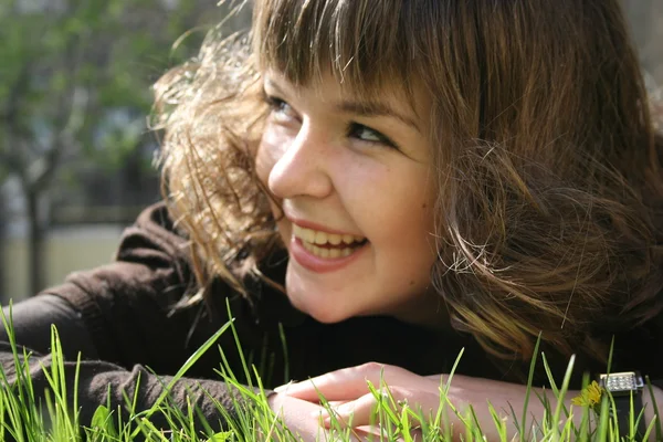美しい少女と緑の芝生 — ストック写真