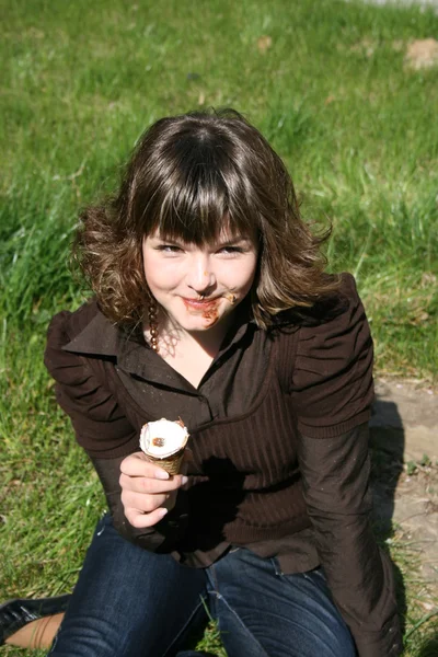 Krásná dívka a zmrzlinou — Stock fotografie