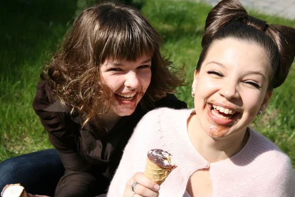 Mooie meisjes en consumptie-ijs — Stockfoto