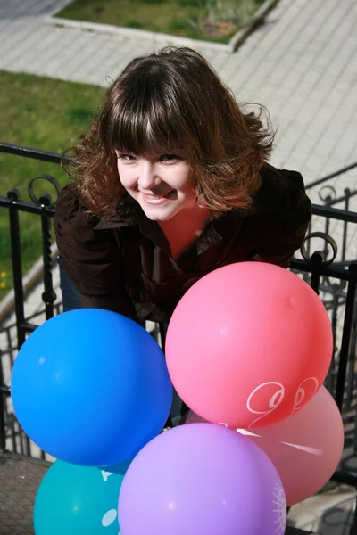 Весняна дівчина з повітряними кулями — стокове фото