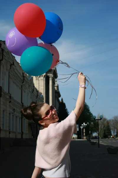 春天女孩与气球 — 图库照片