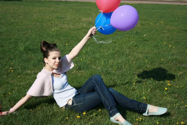 Lente meisje met ballonnen — Stockfoto