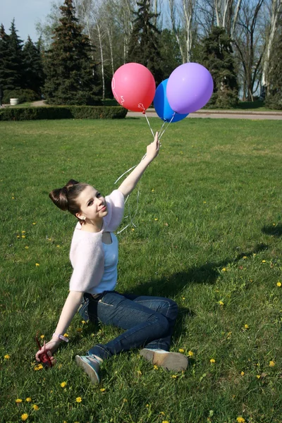 Primavera chica con globos —  Fotos de Stock