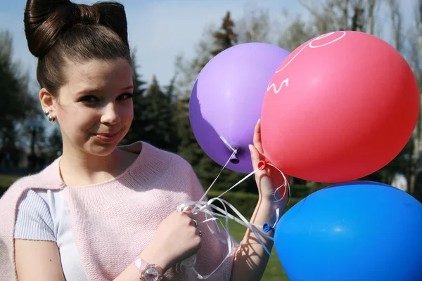 Frühling Mädchen mit Luftballons — Stockfoto