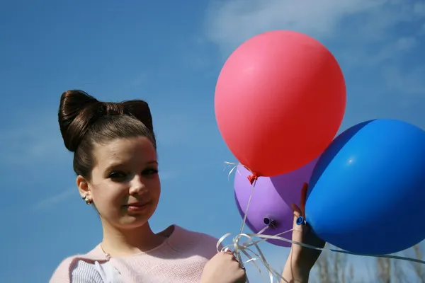 Jarní dívka s balónky — Stock fotografie