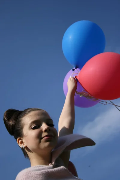 Våren flicka med ballonger — Stockfoto