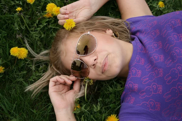 Girl and green meadow — Stock Photo, Image