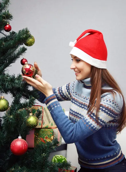 Noel ağacı süsleyen kız — Stok fotoğraf