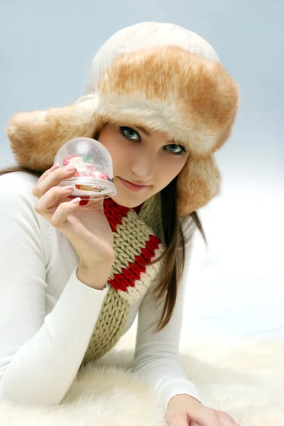 Pretty girl with gift — Stock Photo, Image