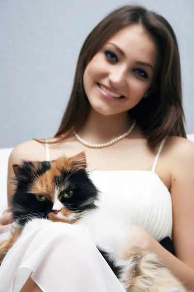 Mooi meisje met kat — Stockfoto