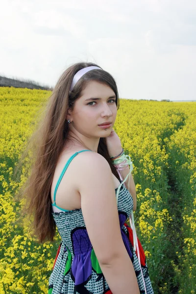 Giovane ragazza nel campo di colza — Foto Stock