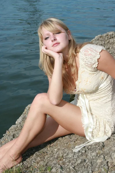 Schöne blonde Mädchen — Stockfoto