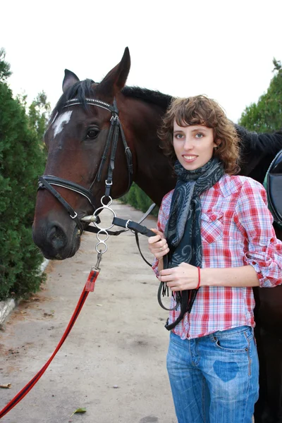 Mosolygó fiatal nő, a ló — Stock Fotó