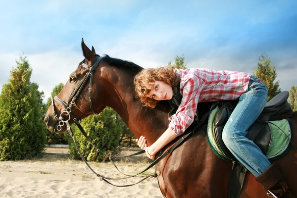 Улыбающаяся девочка на коне — стоковое фото