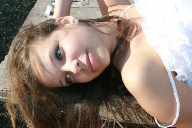 Nehri yakınında güzel bir kız