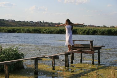 Nehri yakınında güzel bir kız