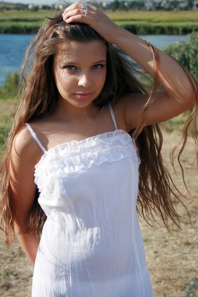 Beautiful girl near the river — Stock Photo, Image