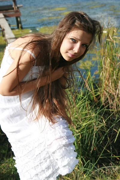 Hermosa chica cerca del río — Foto de Stock
