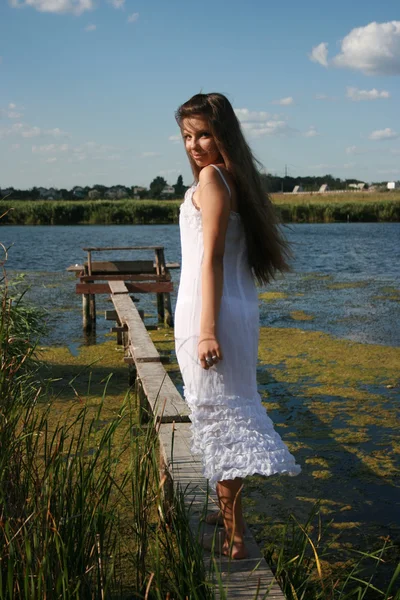 Hermosa chica cerca del río —  Fotos de Stock