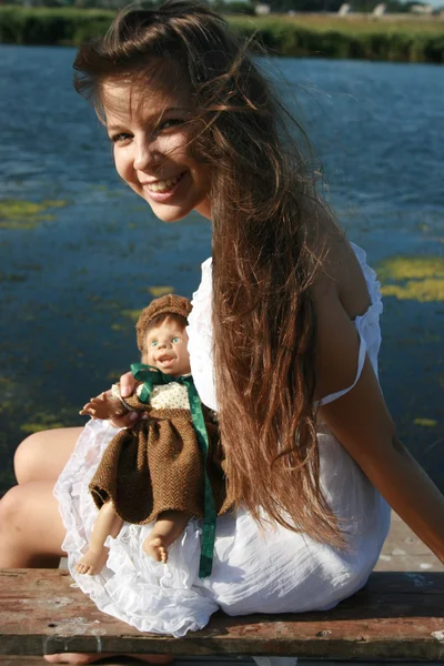 Bebek ile güzel bir kız — Stok fotoğraf