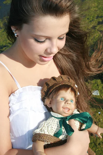 Vacker flicka med docka — Stockfoto