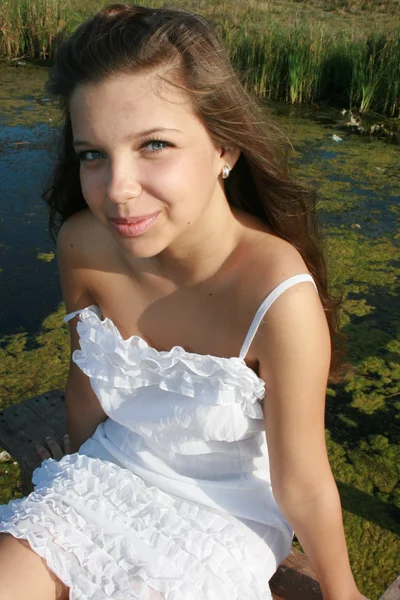 Piękna dziewczyna w pobliżu rzeki — Zdjęcie stockowe