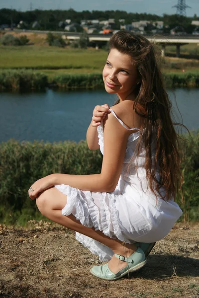 Krásná dívka u řeky — Stock fotografie