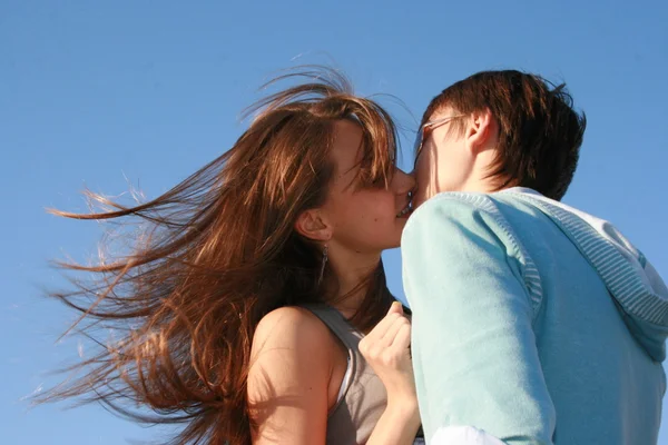 Молодой человек пытается поцеловать девушку — стоковое фото