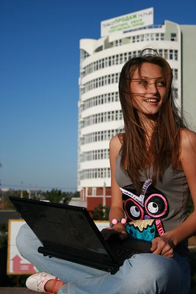 Dizüstü bilgisayar ile mutlu gülümseyen kız — Stok fotoğraf
