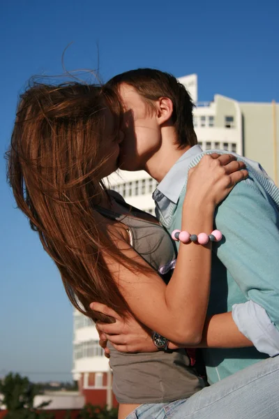 Młody człowiek próbuje pocałować dziewczynę — Zdjęcie stockowe