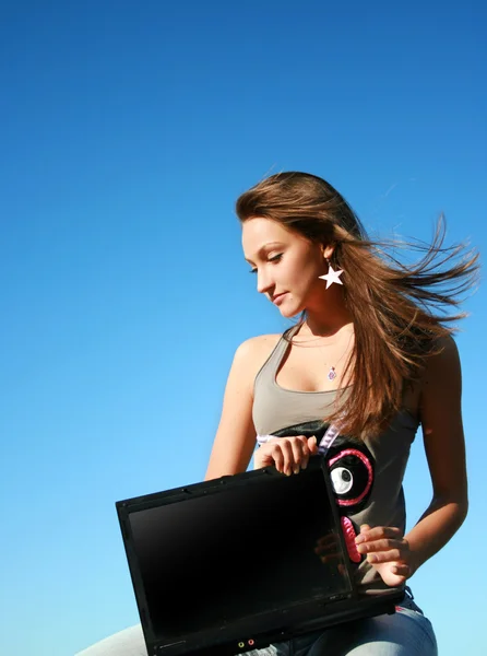 Meisje met laptop en blauwe hemel — Stockfoto