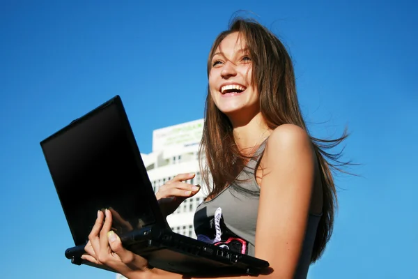 Щаслива усміхнена дівчина з ноутбуком — стокове фото