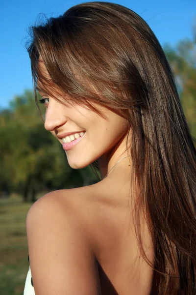 Muito sorridente menina de cabelos escuros — Fotografia de Stock