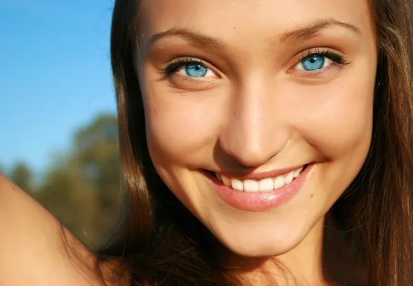 Close-up van een vrij lachende meisje — Stockfoto