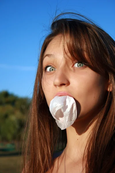 Jolie jeune fille avec chewing-gum bulle — Photo