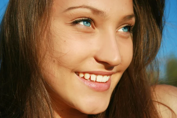 Muito sorridente menina de cabelos escuros — Fotografia de Stock