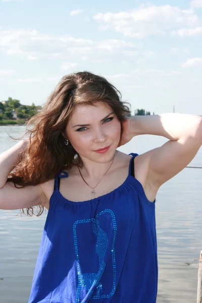 Menina sorridente bonita em vestido azul — Fotografia de Stock