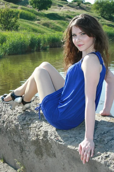 Красивая улыбающаяся девушка в синем платье — стоковое фото