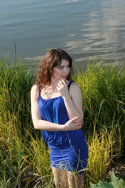 파란색 드레스를 입고 아름 다운 웃는 소녀 — 스톡 사진