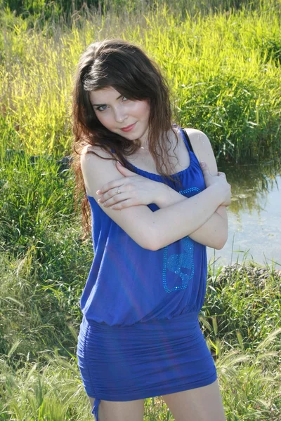 青いドレスで美しい笑顔の女の子 — ストック写真