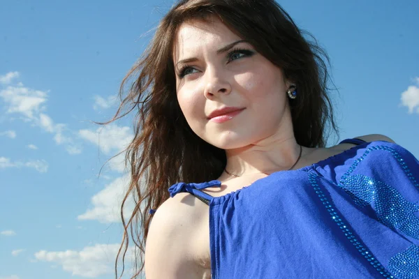 Mooi lachende meisje in blauwe jurk — Stockfoto