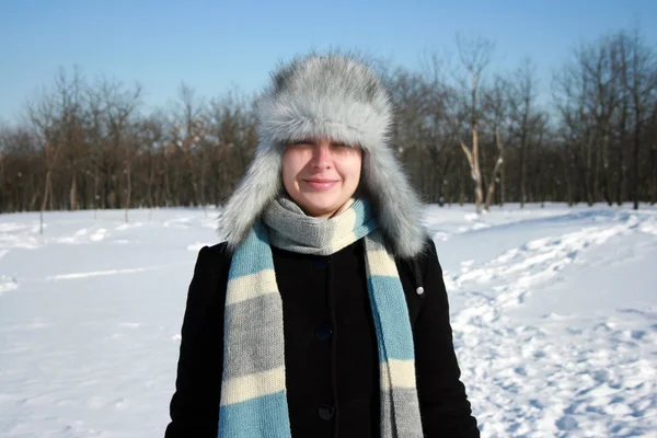 Žena v zimním lese在冬天森林里的女人 — 图库照片