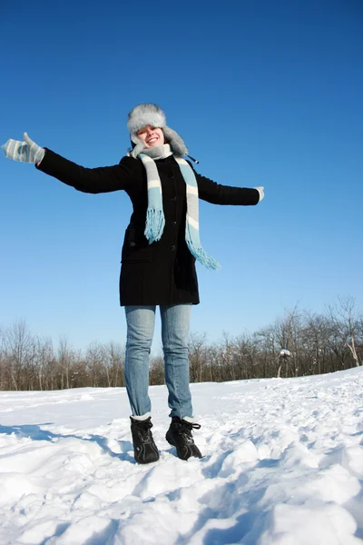 Mulher feliz na floresta nevada — Fotografia de Stock