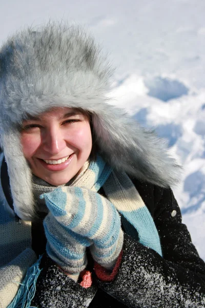 웃고 있는 젊은 여자의 사진 — 스톡 사진
